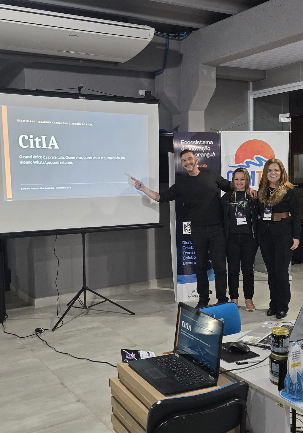 Equipe ao lado da apresentação do projeto CitIA